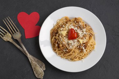 Spagetti bolonez. Geleneksel bir İtalyan yemeği..