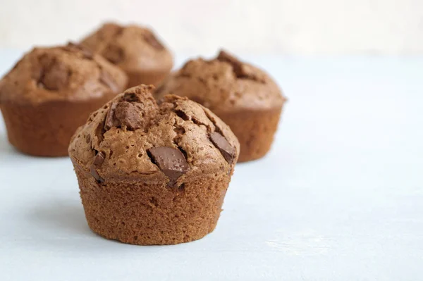 Cupcakes de chocolate con trozos de chocolate sobre un fondo claro . —  Fotos de Stock