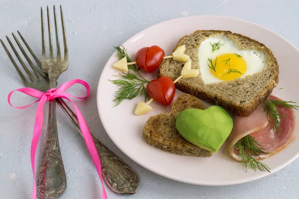 Sevgililer Günü için kahvaltı. Yumurta ve tost saat şeklinde. — Stok fotoğraf