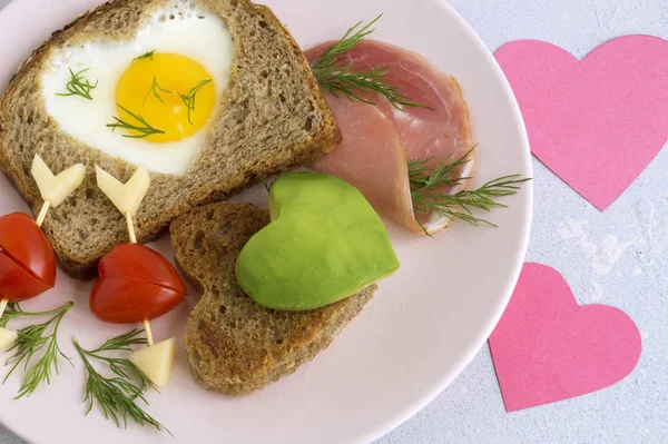 Sevgililer Günü için kahvaltı. Yumurta ve tost saat şeklinde. — Stok fotoğraf