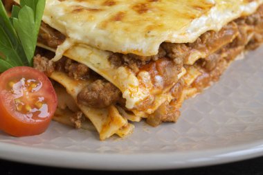 Ahşap arka plan üzerinde et lazanya.