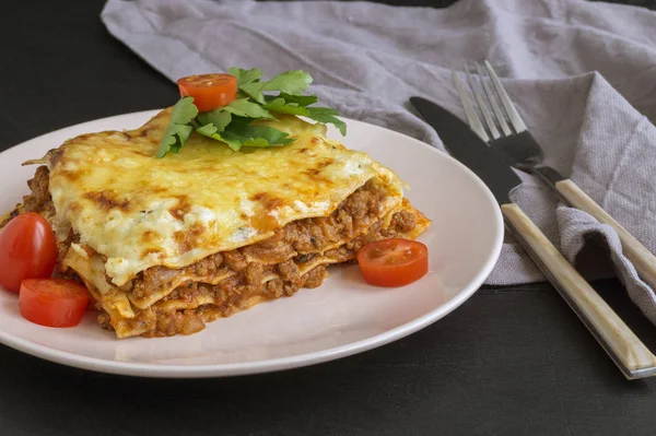 Maso lasagne na dřevěné pozadí. — Stock fotografie
