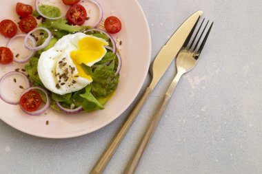 Sağlıklı ekmek ve avokado üzerine haşlanmış yumurta..