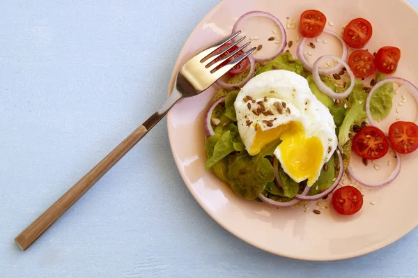 Sağlıklı ekmek ve avokado üzerine haşlanmış yumurta.. — Stok fotoğraf