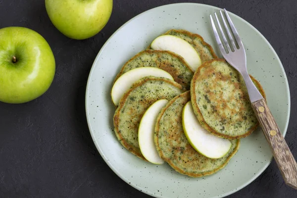 Panquecas verdes vegetarianas com maçã . — Fotografia de Stock