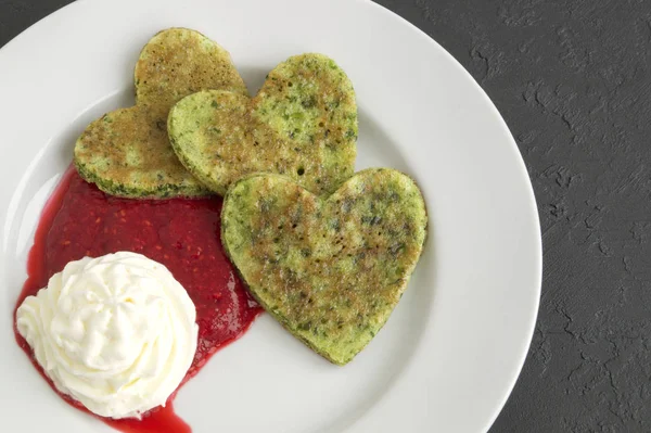 Vegetarian green pancakes in the shape of a heart. — Stockfoto