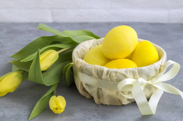 Žlutá malovaná velikonoční vajíčka — Stock fotografie
