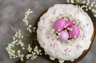 Paskalya yemeği. Paskalya pastaları ve boyalı yumurtalar.