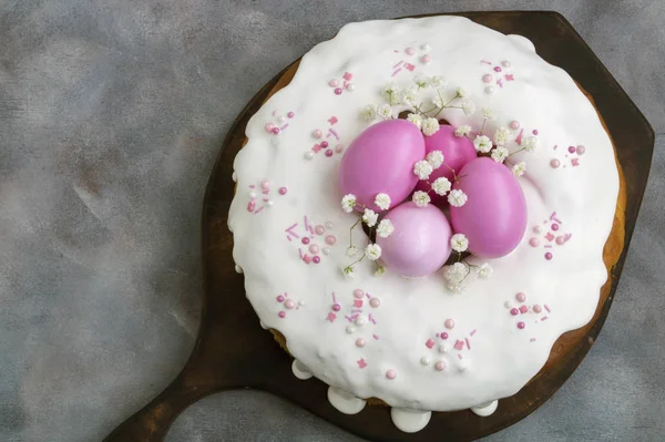 Wielkanocne jedzenie. Ciasta wielkanocne i malowane jaja. — Zdjęcie stockowe