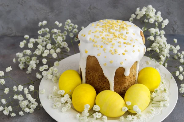 Великодня їжа. Пасхальні торти та розфарбовані яйця . — стокове фото