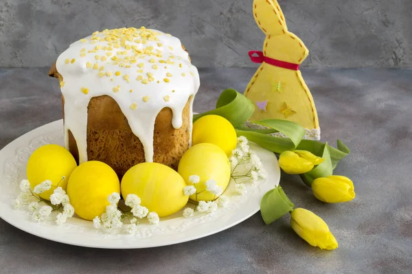 Velikonoční jídlo. Velikonoční koláče a malovaná vejce. — Stock fotografie