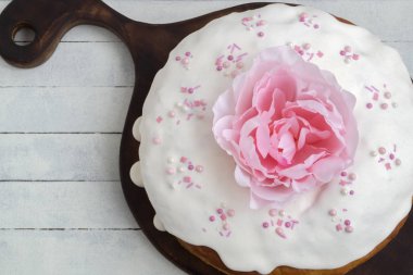 Paskalya yemeği. Paskalya pastaları ve boyalı yumurtalar.