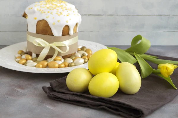 Comida de Pascua. Pasteles de Pascua y huevos pintados . — Foto de Stock