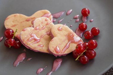 Kalp şeklinde gözlemeler.