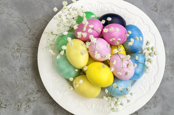 Barevná namalovaná vejce. dárek na Velikonoce. — Stock fotografie