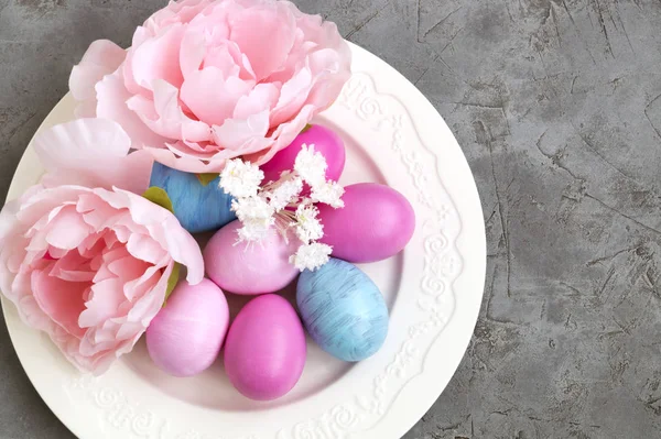 Barevná namalovaná vejce. dárek na Velikonoce. — Stock fotografie