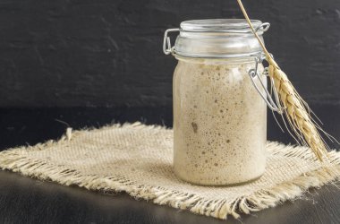 Ev yapımı ekmek için cam kavanozda aktif çavdar ekmeği..