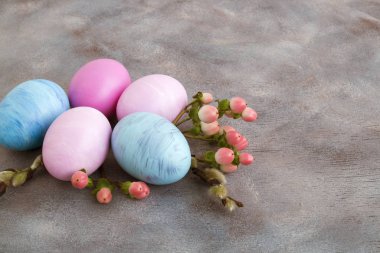 Boyalı yumurtalar. Paskalya için bir ikram.