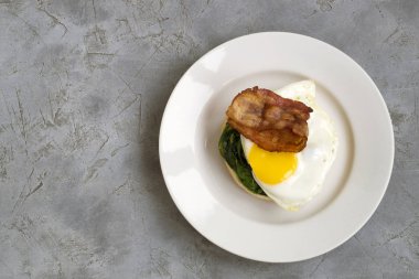 Pastırmalı yumurta ve ıspanak.