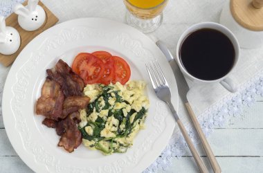 pastırma ve ıspanak ile pişmiş yumurta