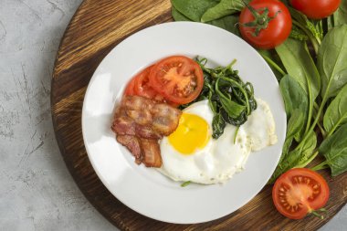 Pastırmalı yumurta ve ıspanak.