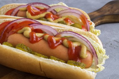 Hardallı ve ketçaplı sosisli sandviç..