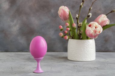 Pembe boyalı Paskalya yumurtaları