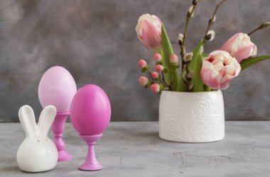 Pembe boyalı Paskalya yumurtaları