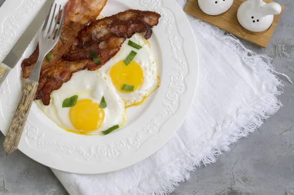 Fried eggs with bacon. Sunny side up egg — ストック写真