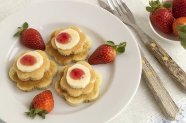 Krep reçel ve çilek ile.