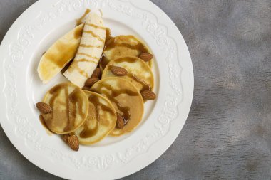 pancakes with honey and nuts and bananas.