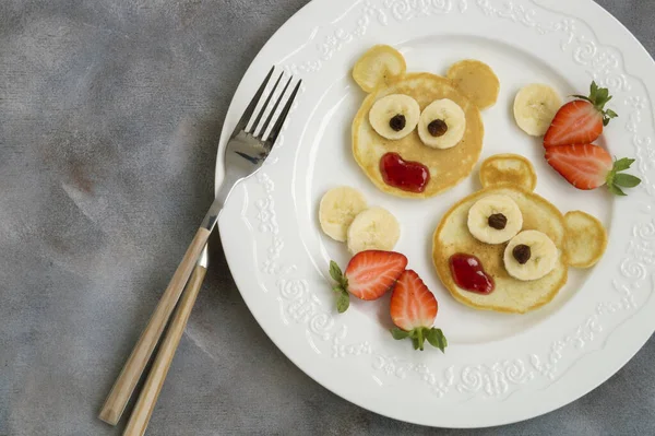 bear pancakes with fruits