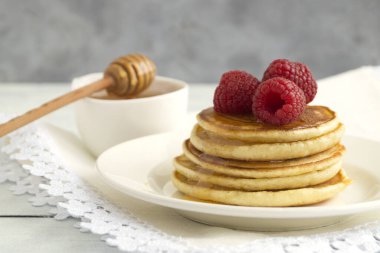 Bal ve ahududulu krep.