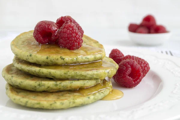 Panquecas de espinafre vegetarianas com framboesas e mel . — Fotografia de Stock