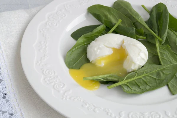 Healthy diet. Medium boiled egg with fresh spinach. — Stockfoto