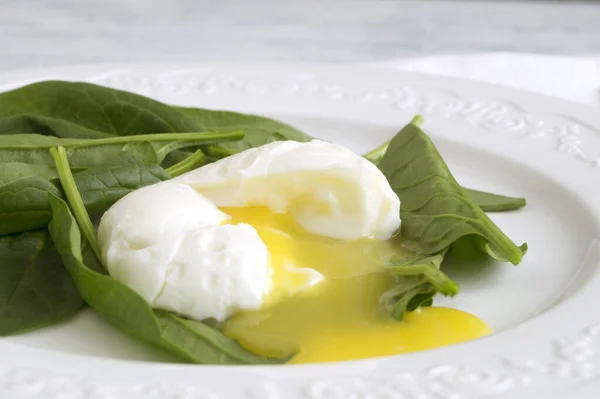 Zdrowa dieta. Średnio przegotowane jajko ze świeżym szpinakiem. — Zdjęcie stockowe