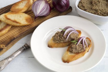 Kızarmış ekmeğe ev yapımı et ezmesi.. 