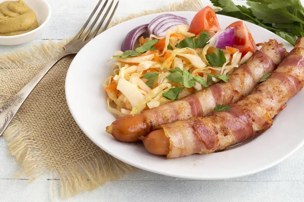 Stekt korv med bacon på en tallrik. — Stockfoto
