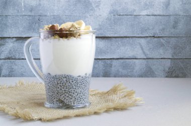 Chia tohumu ve müsli ile doğal yoğurt. sağlıklı beslenme