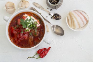 Pancar ve ekşi kremalı geleneksel Ukrayna Rus çorbası (borscht)