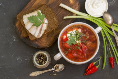 Koyu arkaplanlı Ukrayna borş çorbası. Yukarıdan görünüm