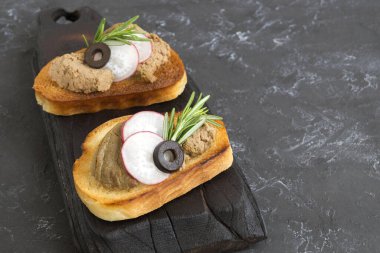 Ev yapımı et ezmesi ve kızarmış ekmek. koyu renk fotoğraf biçimi