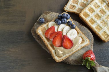 Fıstık ezmesi ve çilek ile kızarmış tost