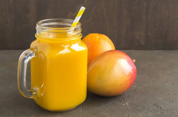 Kavanozda taze meyve suyu var. koyu arkaplanda