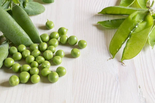 Guisantes Verdes Jóvenes Sobre Fondo Madera Blanca — Foto de Stock