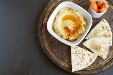 Humus. Geleneksel bir nohut atıştırmalığı..