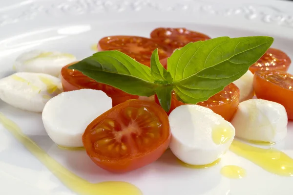 Caprese Salad Ripe Tomatoes Mozzarella Fresh Basil Leaves Italian Food — Stock Photo, Image