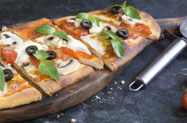 Geleneksel İtalyan yemeği, mantarlı lezzetli pizza..