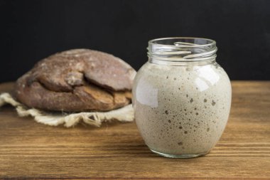 Ev yapımı ekmek için cam kavanozda aktif çavdar ekmeği.