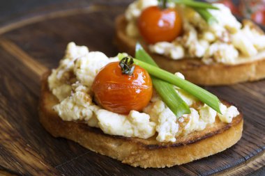 Çırpılmış yumurta ve kirazlı kızarmış ekmek.